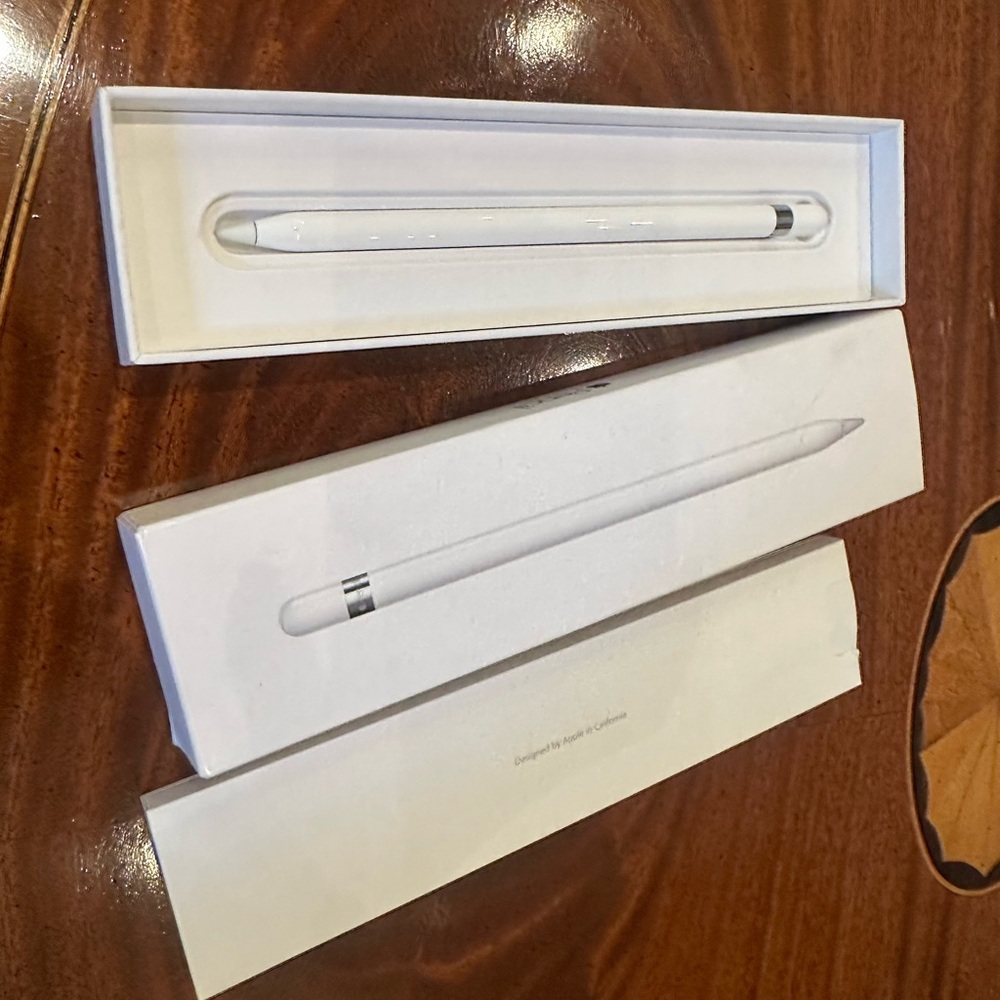 Apple ipencil with box. Gently used for Ipad Pro